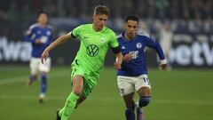 Mickey van de Ven y Rodrigo Zalazar durnate el Schalke-Wolfsburgo de la Bundesliga.