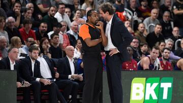 Barcelona's Spanish coach Roger Grimau argues with the referee during the Euroleague round 6 basketball match between FC Barcelona and Panathinaikos Athens at the Palau Blaugrana arena in Barcelona on November 3, 2023. (Photo by Josep LAGO / AFP)