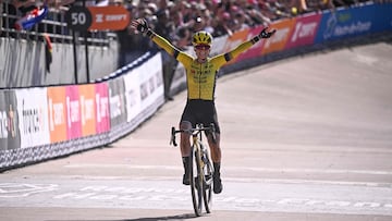 Pauline Ferrand Prevot celebra su triunfo en el velódromo de Roubaix.
