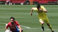 GRAF6572. GRANADA (ESPA&Ntilde;A), 03/04/2021.- El delantero del Villarreal, Gerard Moreno (d), logra dejar atr&aacute;s al defensa del Granada, Germ&aacute;n S&aacute;nchez, para marcar un gol durante el partido correspondiente a la vigesimonovena jornad