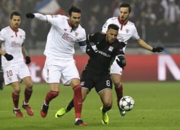 Corentin Tolisso entre Iborra y Pablo Sarabia.