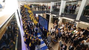 Juan Carlos Escotet, recibiendo en Abanca al Deportivo tras lograr el ascenso.