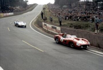 El modelo 335S de Ferrari durante la carrera de las 24 horas de Le Mans en junio de 1957. Los pilotos Mike Hawthorn y Luigi Musso compartieron el coche.