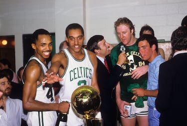 
Por primera vez en unas Finales de la NBA, Larry Bird contra Magic Johnson. Con eso bastaría, pero además se tuvo que llegar al séptimo partido después de una Final increíble (la del calor extremo en el Garden que obligó a Kareem a inhalar oxígeno de una bombona) en la que los Celtics salvaron más de media vida en el Forum, 2-1 abajo y con prórroga en el cuarto partido. En el séptimo, los Lakers casi remontan una desventaja de 14 puntos pero Cedric Maxwell, que además anotó 24 puntos, le robó un balón decisivo a Magic Johnson, al que algunos llamaron después Tragic Johnson por sus fallos en momentos cruciales de la Final, la octava hasta entonces entre Celtics y Lakers… todas con triunfo verde. El MVP, eso sí, fue Larry Bird (27,4 puntos y 14 rebotes de media).