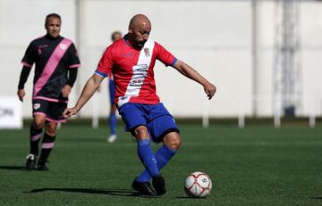 Hoy 1 de noviembre los veteranos del Torrejón y del Rayo Vallecano han goleado a la ELA en un partido solidario disputado en el Campo Municipal Las Veredillas.