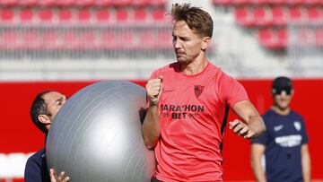 De Jong realiza un ejercicio de fuerza con un miembro del cuerpo técnico durante un entrenamiento de esta semana.