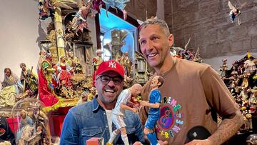 Naples (Italy), 11/05/2023.- The former defender of the Italian national team, Marco Materazzi (R), with the craftsman of cribs, Genny Di Virgilio, shows the scene reproduced in terracotta of the famous headbutt that French player Zinedine Zidane gave him during the final of the 2006 FIFA World Cup, Naples, Italy, 11 May 2023. (Mundial de Fútbol, Italia, Nápoles) EFE/EPA/Ciro Fusco

