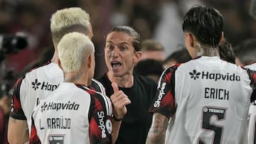 Flamengo's head coach Filipe Luis speaks with his players during the Recopa Sudamericana first leg final football match between Argentina's Lanus and Brazil's Flamengo at the Ciudad de Lanus Stadium in Lanus, Buenos Aires province, on February 19, 2026. (Photo by JUAN MABROMATA / AFP)