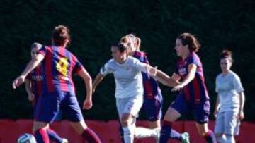 Priscila, del Atlético, entre Unzué, Virginia y Marta Torrejón, en el partido de ida.