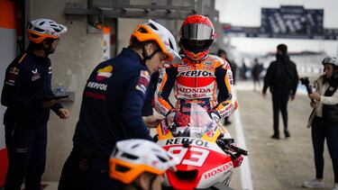 Marc Márquez en boxes durante el GP de Francia 2023.