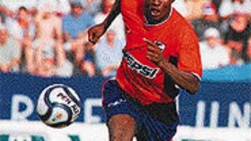 <B>POTENCIA Y GOL</B>. Webó, con el Nacional de Montevideo.