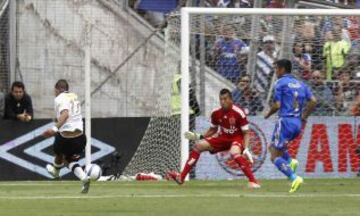 Pero faltaba algo: Cuando el partido ya terminaba, apareció Felipe Flores, quien marcó el tanto del triunfo albo sobre los azules, decretando el 3 a 2.