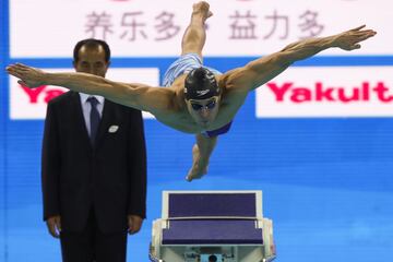 El nadador brasileño Nicholas Santos durante la final de los 50 metros mariposa de los Mundiales de Natación en Hangzhou, China.  