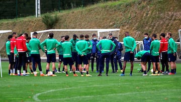 Imanol Alguacil y la plantilla de la Real Sociedad entrenan en la ciudad deportiva de Zubieta durante la preparación previa a un partido.