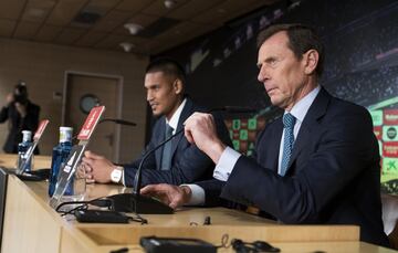 Alphonse Areola y Emilio Butragueño durante la rueda de prensa de presentación. 