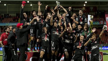 Xolos celebrando su &uacute;nico t&iacute;tulo en 2012 ante Toluca.