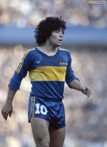 Maradona no ganó el certamen porque nunca lo jugó. Al haber clasificado a Copa Libertadores con Boca Juniors en 1982 , emigra al Barcelona de España.