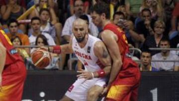 Pau Gasol defiende la posición ante Marcin Gortat.