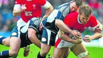 <b>FUERZA. </b>Los escoceses Geoff Cross y Allan Jacobsen placan al galés Andy Powell en Murrayfield.