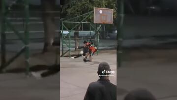 Vídeo: El imperdible golazo en un juego de futbol callejero