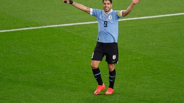 GR5008. AL-WAKRAH (CATAR), 02/12/2022.- Luis Suárez de Uruguay reclama hoy, en un partido de la fase de grupos del Mundial de Fútbol Qatar 2022 entre Ghana y Uruguay en el estadio Al-Janoub, en Al-Wakrah (Catar). EFE/ Alberto Estevez
