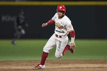 Los Diablos Rojos derrotaron 13-11 a los Tigres de Quinta Roo para clasificar a la final de la Zona Sur en la LMB. La afición vibró con la victoria de los locales.