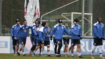 Fernando Vázquez repite lista de convocados para Pasarón