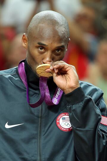 Kobe Bryant con la medalla de oro tras ganar a España en la final de los Juegos Olímpicos de Londres 2012.