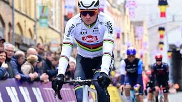 Van der Poel, con el maillot arcoíris, en la Gante-Wevelgem.