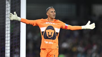 Keylor Navas durante el Pumas vs Cruz Azul de la Liga MX.