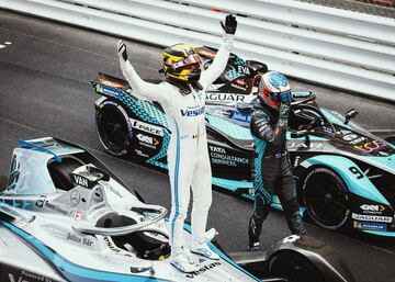 La historia de Mercedes en la Fórmula E fue tan corta como exitosa. Solo necesitaron un año de adaptación y luego arrasaron, primero con De Vries y luego con Vandoorne, que recogió el testigo de su compañero en Seúl para ser levantar el título y ser el último campeón de las flechas de plata en el Mundial eléctrico.