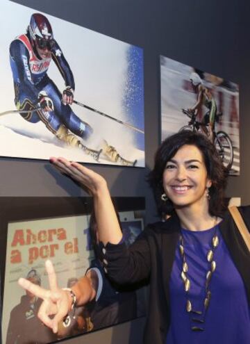 La esquiadora María José Rienda, posa ante una de sus imágenes, durante la inauguración de la exposición de fotos de la Agencia EFE sobre mujer y deporte "Reinas del esfuerzo", hoy en la Casa del Lector. 