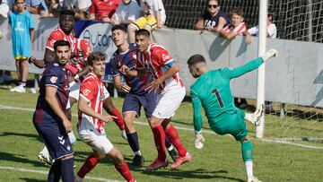 Rubén Yáñez saca un balón rodeado de compañeros y rivales en el Eibar-Sporting.