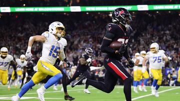 HOUSTON, TEXAS - JANUARY 11: Eric Murray #23 of the Houston Texans returns an interception for a touchdown against the Los Angeles Chargers in the third quarter during the AFC Wild Card Playoffs at NRG Stadium on January 11, 2025 in Houston, Texas. Alex Slitz/Getty Images/AFP (Photo by Alex Slitz / GETTY IMAGES NORTH AMERICA / Getty Images via AFP)