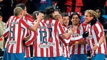 <b>OFENSIVO. </b>Forlán es felicitado por todo el equipo tras marcar un gol en el Calderón.