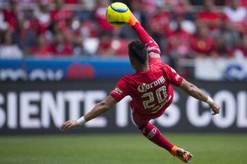 Fernando Uribe durante su remate de media tijera en la victoria de Toluca 4-1 ante Tijuana en la vuelta de las semifinales del Clausura 2018.