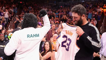 Jon Rahm, en un partido de la NBA de esta temporada.