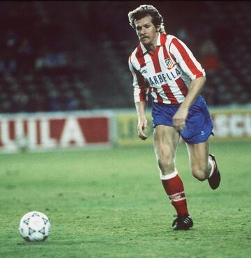 Jugó en el Atlético de Madrid desde 1990 a 1993