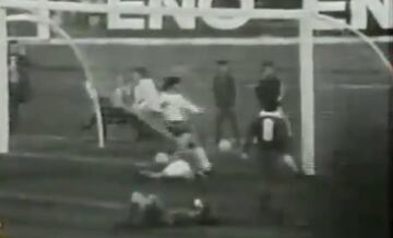 En uno de los clásicos de 1977, Colo Colo se impuso por 5-4 a la U. Pellegrini anotó en contra uno de los goles albos.