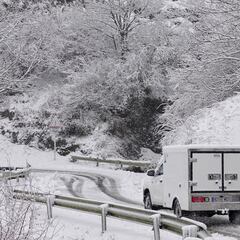¿A qué temperatura se forma la nieve, de qué está compuesta y de qué color es?