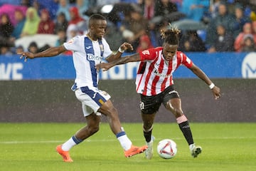 Cissé trata de frenar a Nico Williams en la anterior jornada de Liga ante el Athletic.