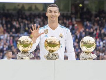 09/12/17 PARTIDO PRIMERA DIVISION
 REAL MADRID - SEVILLA
 CRISTIANO RONALDO OFRECE AL BERNABEU SU QUINTO BALON DE ORO 5 