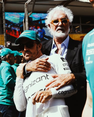 Abrazo entre Fernando Alonso y Flavio Briatore, empresario que fue el director deportivo del equipo Renault de Fórmula 1.
