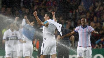 El Barça pone los aspersores de su estadio mientras los jugadores del Inter celebran su clasificación.