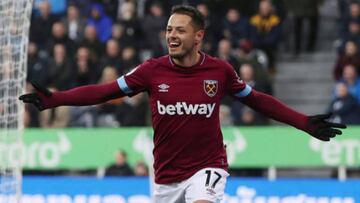 Javier Hernández festejando un gol con West Ham.