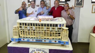 UNA JOYA PARA LA PEÑA. Santi Fernández (centro) posa con sus directivos y Roncero junto a la maqueta.