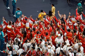 La delegación española, con Las Guerreras del Agua, Jordi Xammar, Gisela Pulido y las 18 medallas conquistadas, disfrutaron de la ceremonia de clausura.