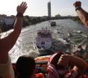 La Copa ya está en Sevilla: baño de masas por el Guadalquivir