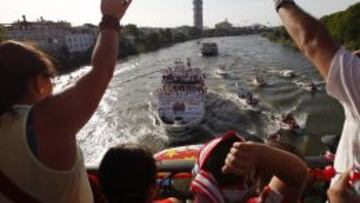 La Copa ya está en Sevilla: baño de masas por el Guadalquivir