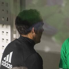 Con Pau cerca, Adán quiere saber su futuro en el Betis
